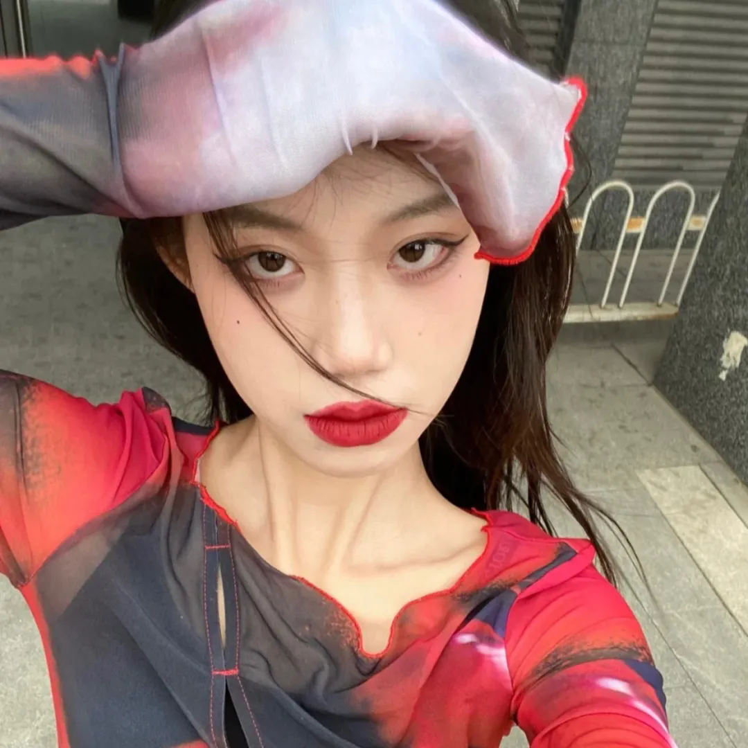 街上流行红裙子